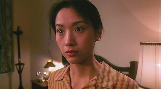 (周润发饰)自从血洗江湖后,无心恋战,遂携新妻温柔(张敏饰)隐居法国