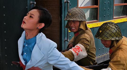 幕后花絮电视剧《虎刺红》由导演雷献禾和编剧张晓亚联手,于震领衔