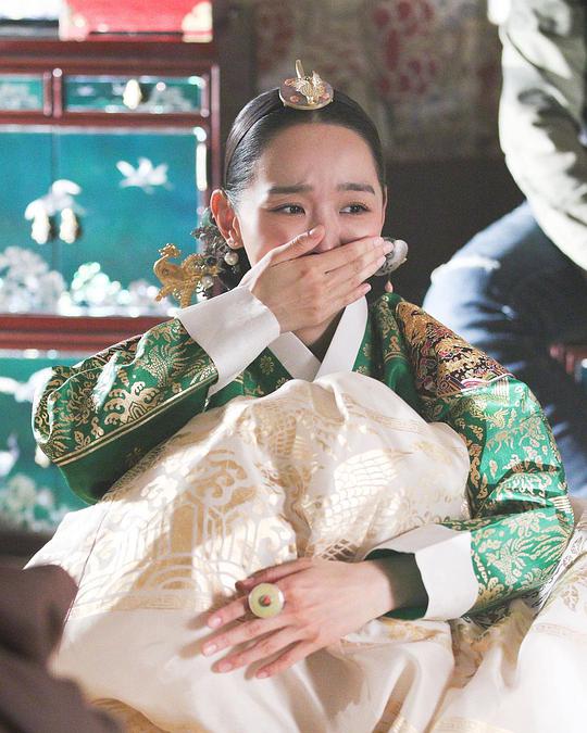 讲述生活在现代的男人"奉焕"的灵魂穿越到朝鲜的王宫,而且是穿进王后