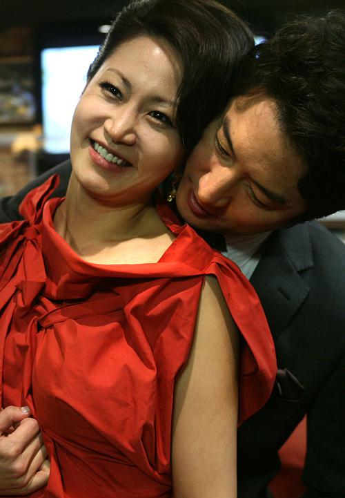 两个女人资料页_娱乐资料库_新浪娱乐_新浪网