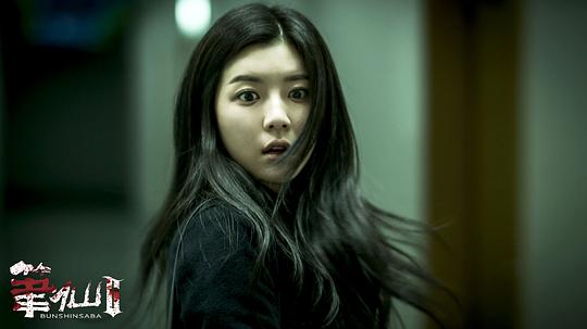 海报剧照剧情:大学时期,宋倩(朴韩星 饰)与娜娜(辛芷蕾 饰),羽菲