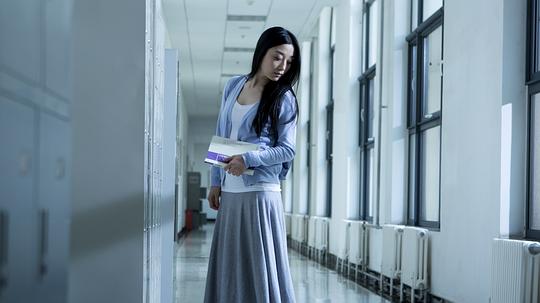 海报剧照剧情:大学时期,宋倩(朴韩星 饰)与娜娜(辛芷蕾 饰),羽菲