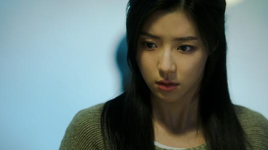 海报剧照剧情:大学时期,宋倩(朴韩星 饰)与娜娜(辛芷蕾 饰),羽菲