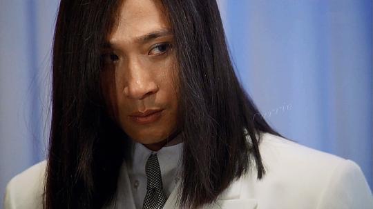 0分剧情:高进(黎明)在同师父千王靳能(钟景辉)学过将近10年技艺后