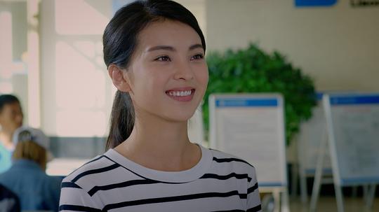 海报剧照剧情:小平房村代理村主任方菲的恋人吴长海是土生土长的小