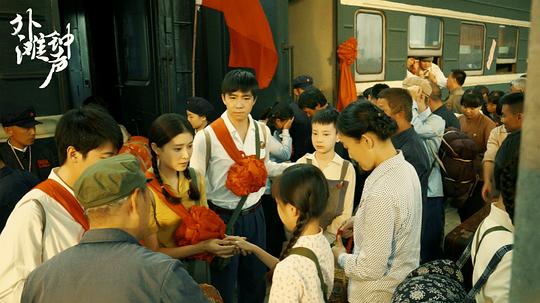 是音乐学院的教授被红卫兵当成反动学术权威给揪出来,经常被拉去批斗