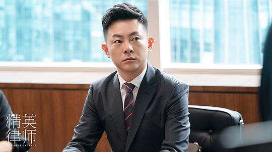 海报剧照剧情:讲述了罗槟是全景律师事务所资深合伙人,戴曦为了闺蜜的