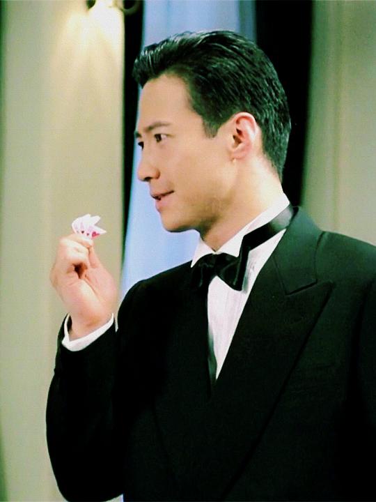 技艺后,熟练掌控一切千门技巧,加上与靳能的女儿靳轻(梁咏琪)情投意合