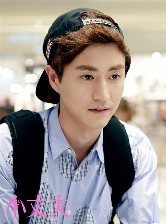 谁知这桩闹事意外促成了姚澜和大男孩陆小贝的不解