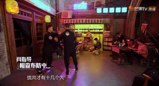 里头有真人,有蜡像,神探们作出甄别