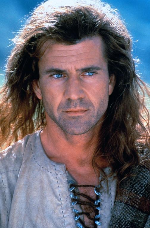 9分剧情:威廉·华莱士于1272年生于艾尔德斯莱,父亲是苏格兰贵族