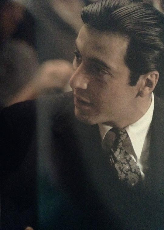 在黑道的发迹与第二代教父麦克·克里昂在家族中孤立地奋斗交错在一起