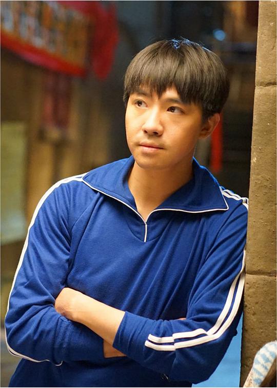 是音乐学院的教授被红卫兵当成反动学术权威给揪出来,经常被拉去批斗