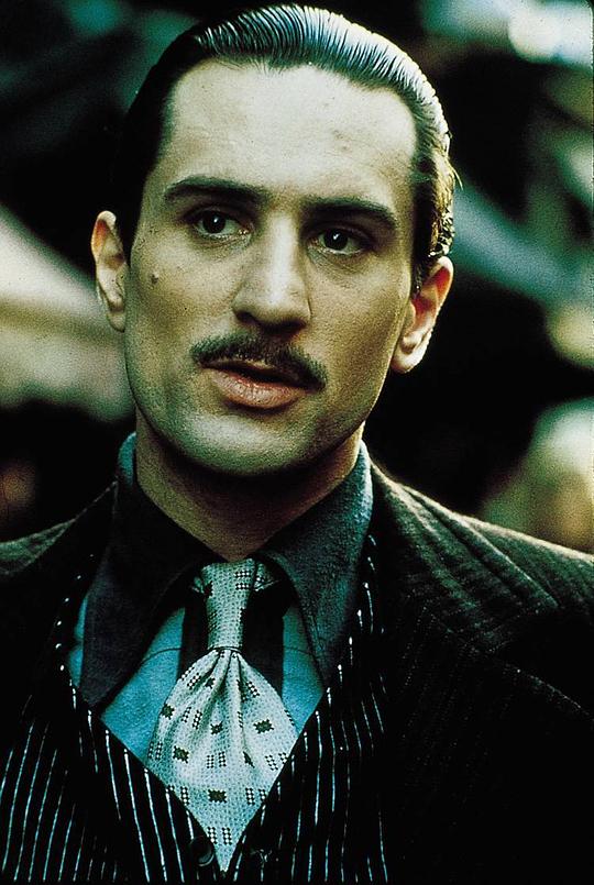 在长达200分钟的影片里,导演将第一代教父维托·克里昂在黑道的发迹与