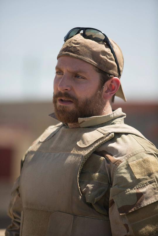 海报剧照剧情:克里斯-凯尔(布莱德利-库珀 饰演)是美国海豹突击队的