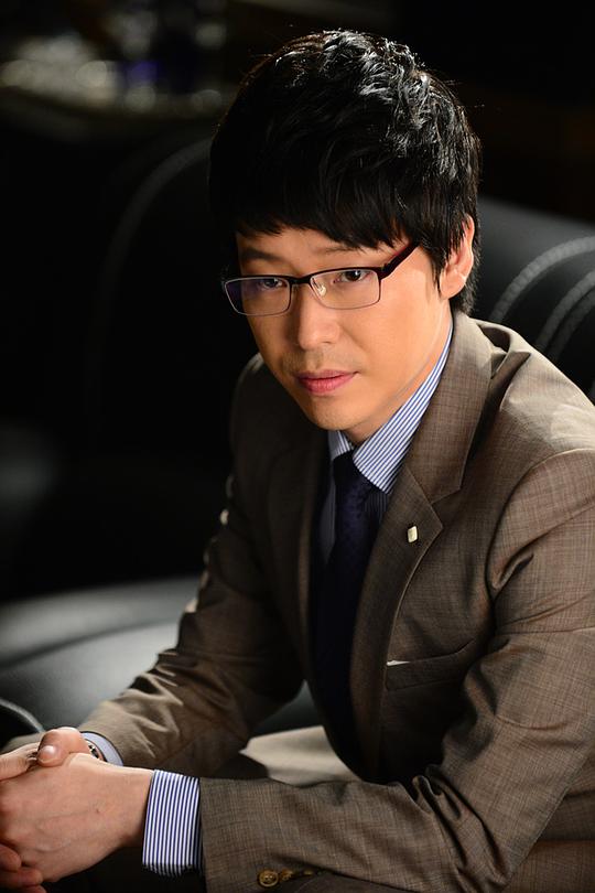 搜查1队队长金宇炫(苏志燮 饰)带领下属柳江美(李妍熙 饰),李泰均等人