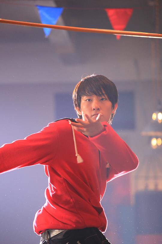 饰)是个热爱街舞的少年,一心想加入学校街舞团,却被队长王梓(李硕然