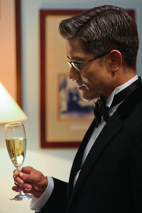 导演将现实中两兄弟"卢金泉"与"黎华安"的名字各取一个字,加上典型