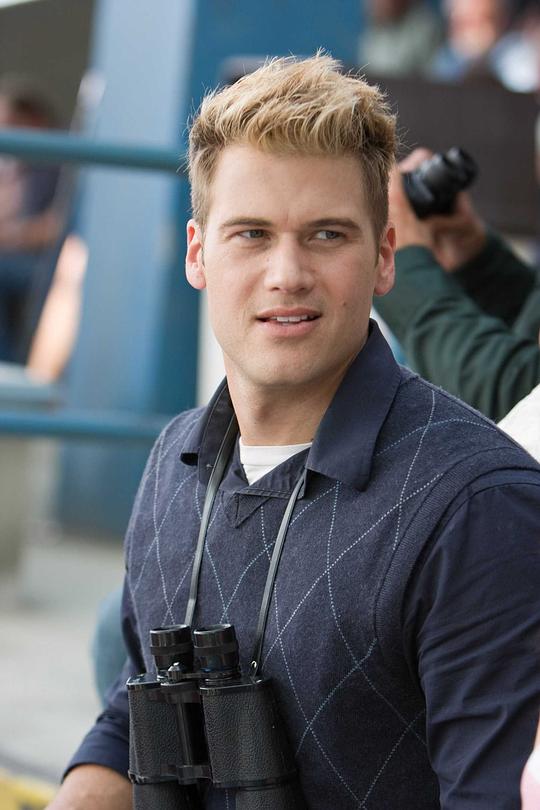 海报剧照剧情:其实《死神来了》系列的故事模式都一个样,尼克和女友劳