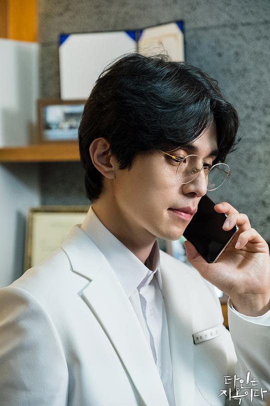 海报剧照剧情:故事根据金容基的网络漫画《惊悚考试院》改编,以考试院