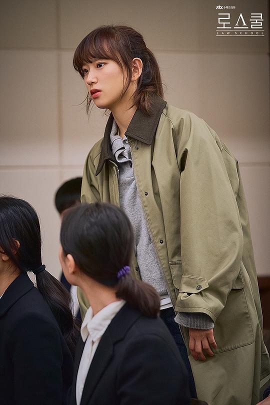 海报剧照剧情:讲述了韩国顶尖名门法学院的教授和学生们卷入前所未闻