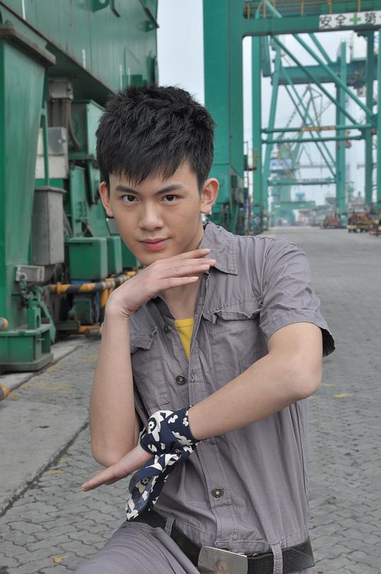 饰)是个热爱街舞的少年,一心想加入学校街舞团,却被队长王梓(李硕然