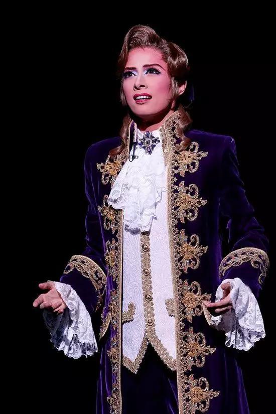 宝冢男役比基尼照曝光 引发轩然大波|宝冢|礼真琴|日本明星_新浪娱乐