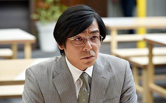 海报剧照剧情:专攻刑事案件的律师深山大翔(松本润 饰),热衷以其独有