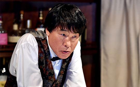 海报剧照剧情:专攻刑事案件的律师深山大翔(松本润 饰),热衷以其独有