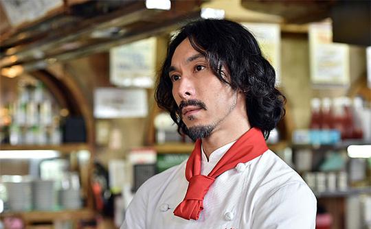 海报剧照剧情:专攻刑事案件的律师深山大翔(松本润 饰),热衷以其独有