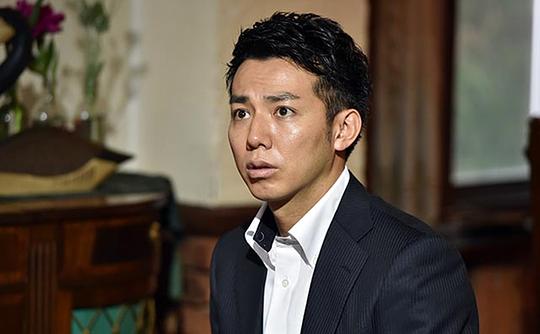 海报剧照剧情:专攻刑事案件的律师深山大翔(松本润 饰),热衷以其独有