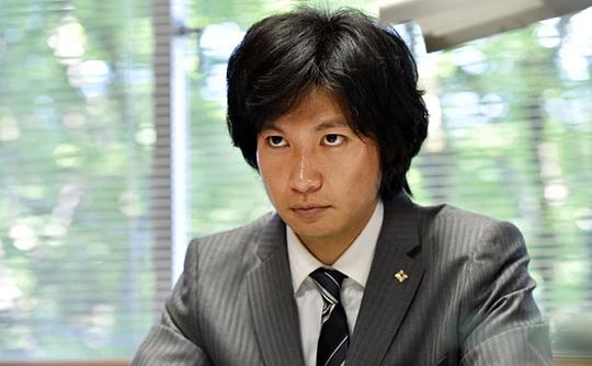 海报剧照剧情:专攻刑事案件的律师深山大翔(松本润 饰),热衷以其独有