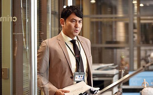海报剧照剧情:专攻刑事案件的律师深山大翔(松本润 饰),热衷以其独有