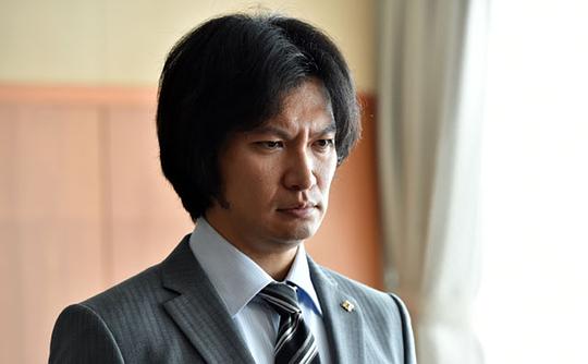 海报剧照剧情:专攻刑事案件的律师深山大翔(松本润 饰),热衷以其独有