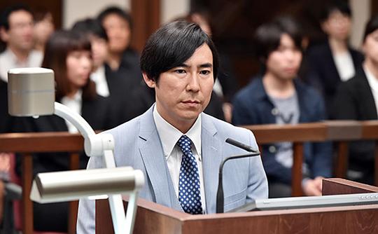 海报剧照剧情:专攻刑事案件的律师深山大翔(松本润 饰),热衷以其独有