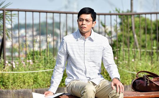 海报剧照剧情:专攻刑事案件的律师深山大翔(松本润 饰),热衷以其独有