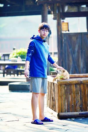 ▲彭昱畅和张子枫曾在《快把我哥带走》中饰演兄妹,他们将作为固定嘉宾加入《向往的生活》。