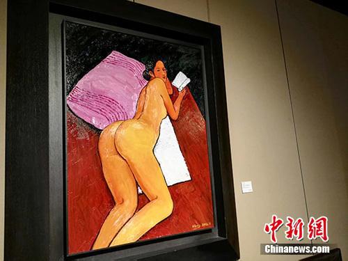 原料图:2016年,王中军的油画作品《吾不是潘金莲之一》亮相拍场。图为拍卖现场展出的该作品 中新网记者 宋宇晟 摄