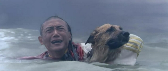 《甲午大海战》剧照，邓世昌抱着爱犬沉入海底自尽