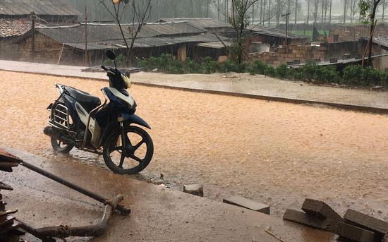 一下雨，村里的路面就变成“土黄色” 新京报记者 张羽 摄