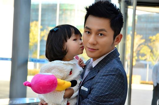 海报剧照剧情:崔朕,孙强,宋大楠是从高中时代的老友,如今都已经当上了