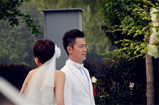 幕后花絮剧中黄一琳的婚姻道路可谓荆棘密布,先是被钟亦诚抛弃,成为