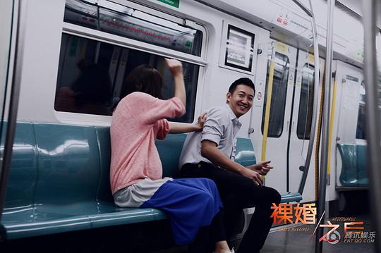 幕后花絮剧中黄一琳的婚姻道路可谓荆棘密布,先是被钟亦诚抛弃,成为