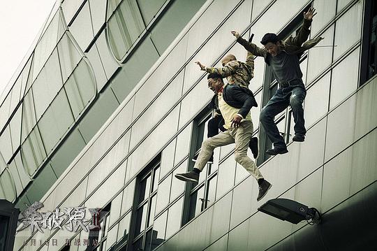 幕后花絮近日任达华出席名表发布时笑言,早前在泰国拍电影《杀破狼ii