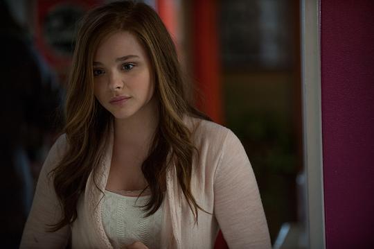 海报剧照剧情:和许多在这个年纪的少女一样,米娅(科洛·莫瑞兹饰)不但