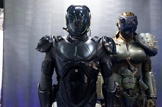 他此前执导的《地狱男爵》系列,《刀锋战士2》以及更加知名的《潘神的