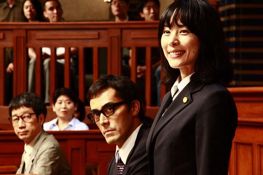 海报剧照剧情:矢部五郎因杀害妻子的嫌疑被捕,给他做辩护律师的宝生惠