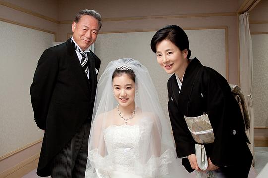 小春要与一名出色的医生结婚的消自己让全家人感觉到幸福,然而在