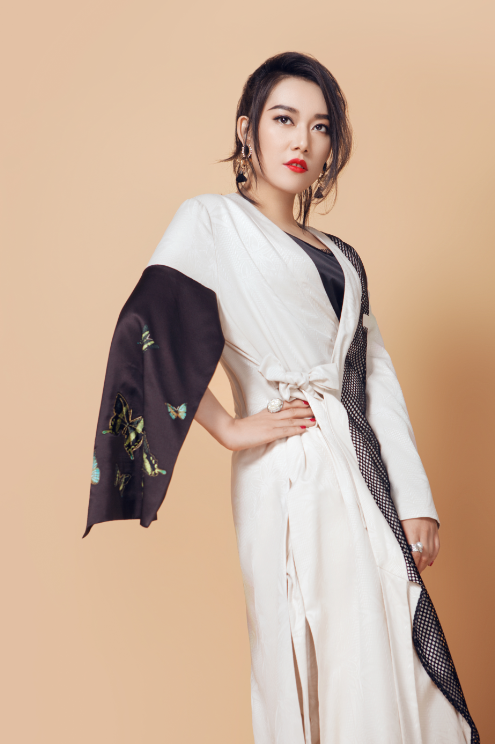 三栖才女高晶性感写真出炉新剧热播好评不断