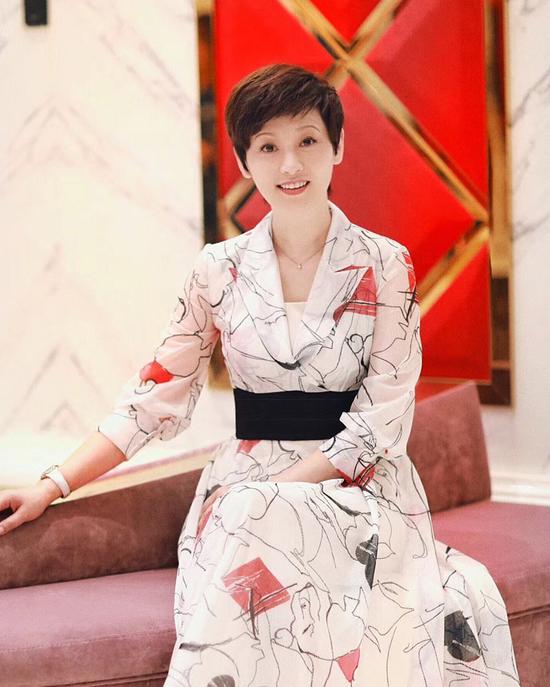 徐帆亮相塞班电影节复古长裙呈现翻倍优雅